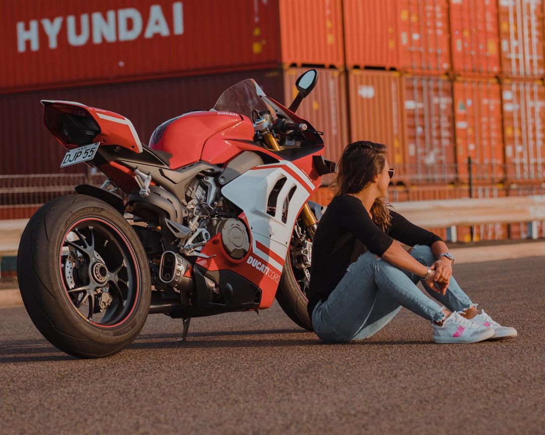 Thread Share with the Ducati Girl, Jesse Appleby - MERLA MOTO